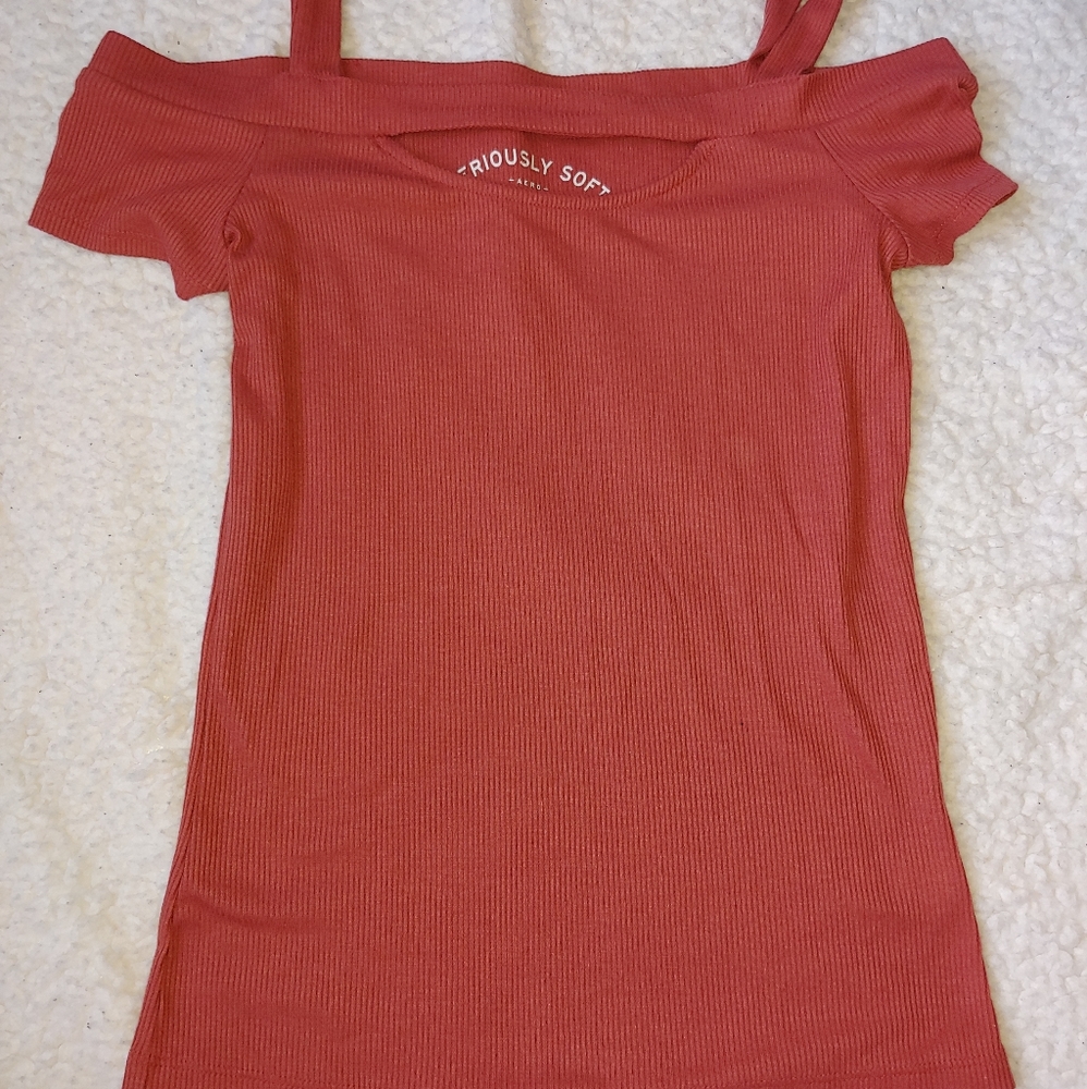 Cold shoulder aero top